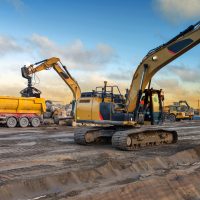 actions sur le chantier à l'aube